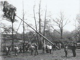 Maibaumsetzen auf dem Sportplatz